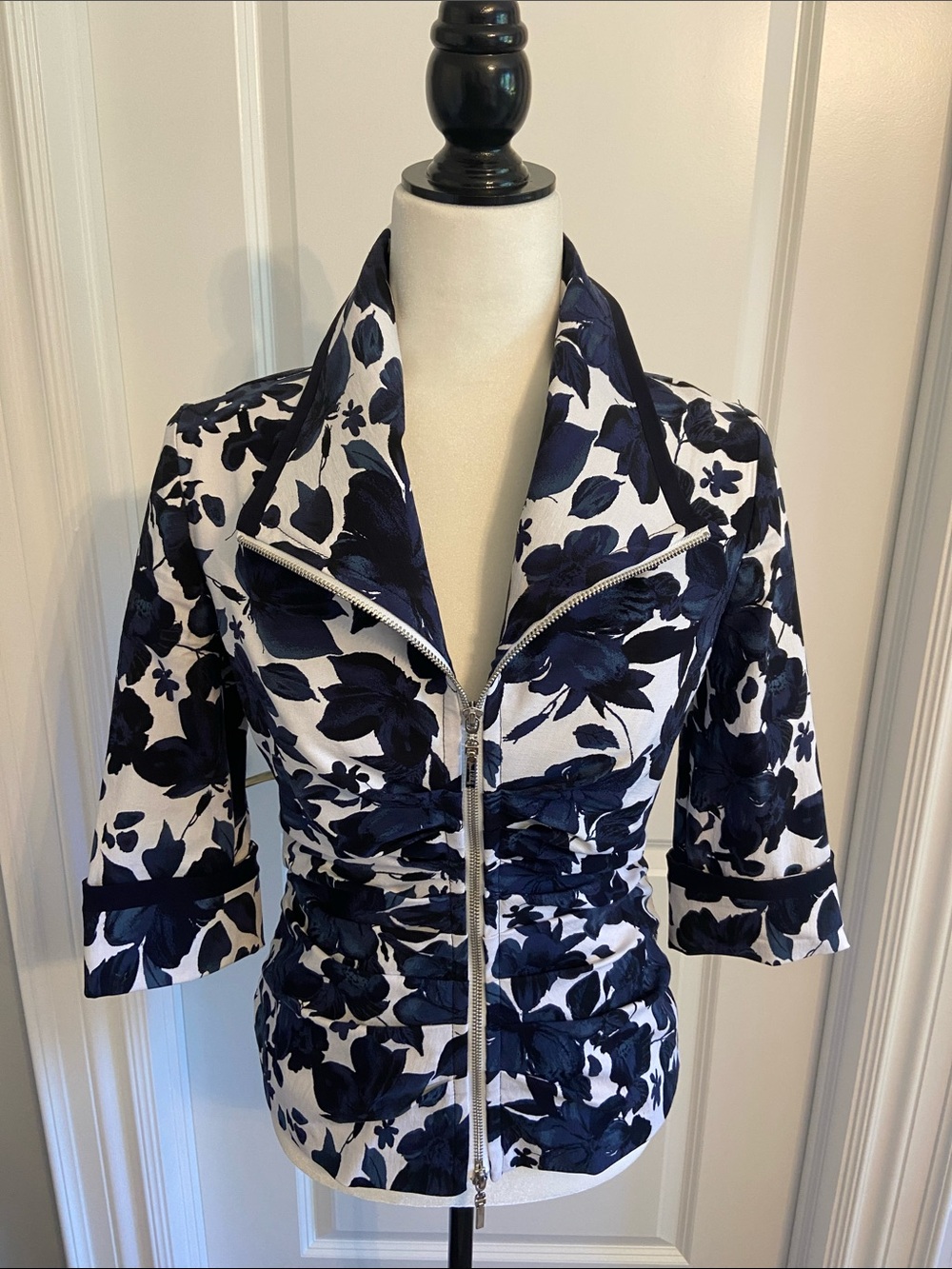 Joseph Ribkoff Floral Double Zip-Front Women's Jacket in Navy and White. Size 6.